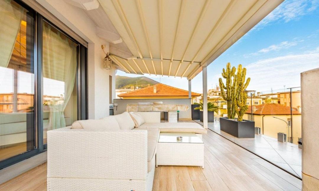 Appartamento Spotorno Con Ampio Terrazzo Attrezzato Anche Con Angolo Cottura المظهر الخارجي الصورة