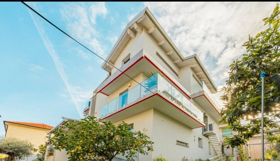 Appartamento Spotorno Con Ampio Terrazzo Attrezzato Anche Con Angolo Cottura المظهر الخارجي الصورة
